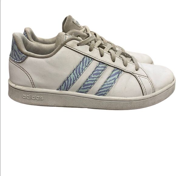 ADIDAS GIRLS Youth Low Top Sneaker, Size 5 Big Girl or Womens 6.5 Equivalent - Picture 4 of 9